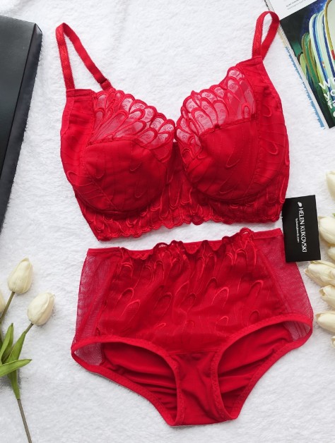 Red Lace underwire push-up Bra with ruffled front - Size 28C